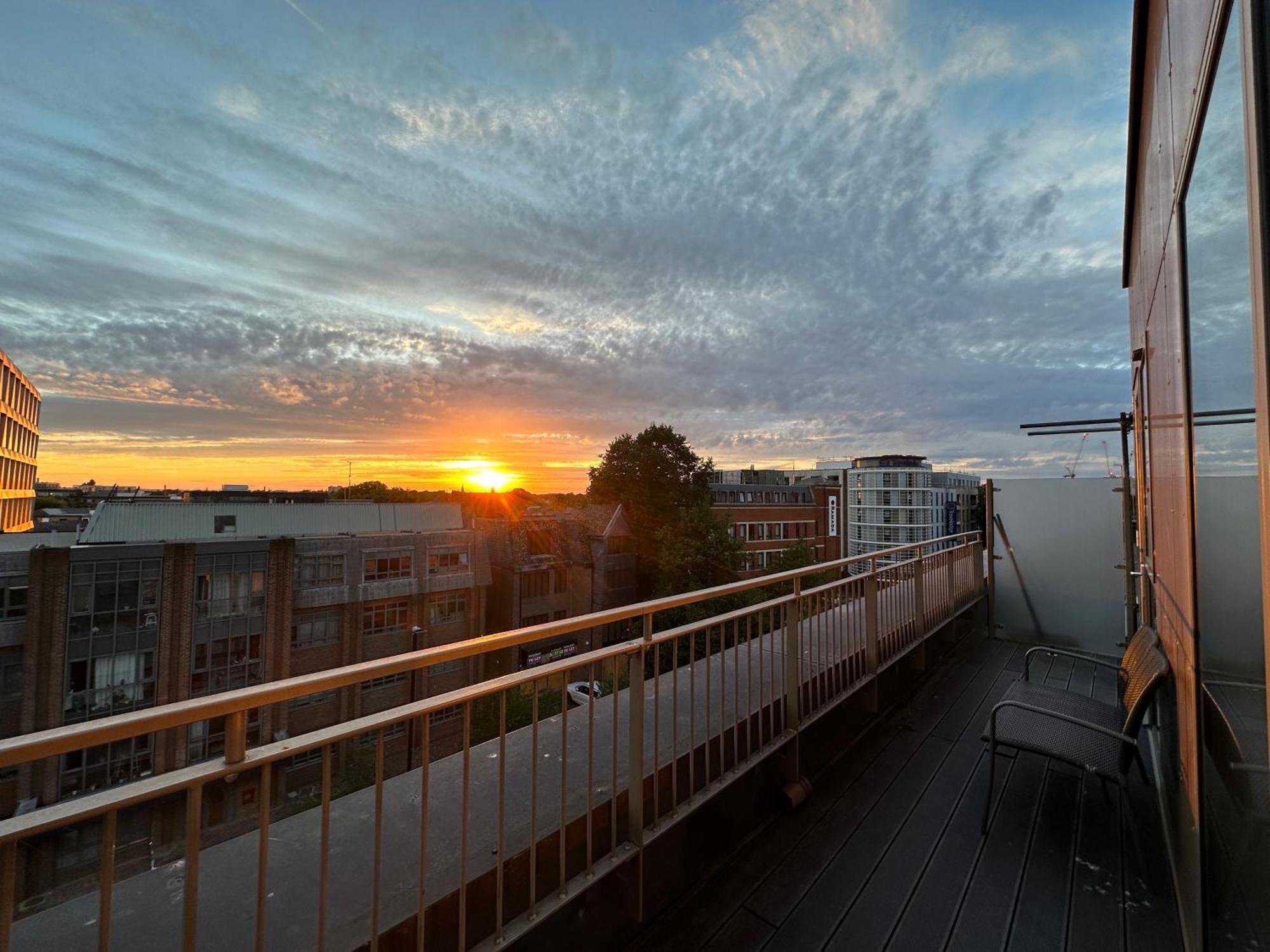 Spacious 2 Bedroom Penthouse Retreat London Bagian luar foto