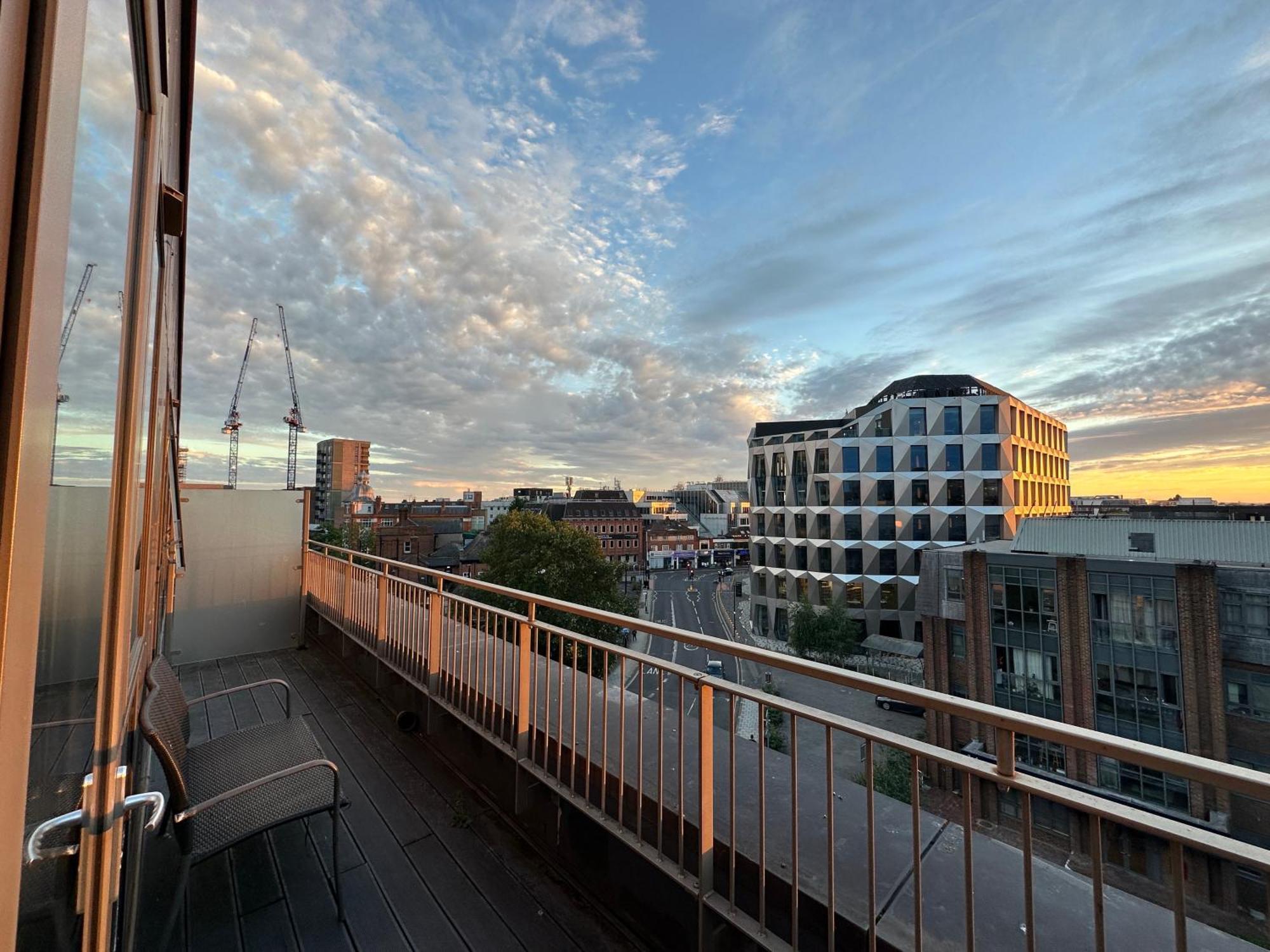 Spacious 2 Bedroom Penthouse Retreat London Bagian luar foto